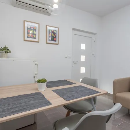 Mamma Mia Apartments-city Center Апартаменты Хвар